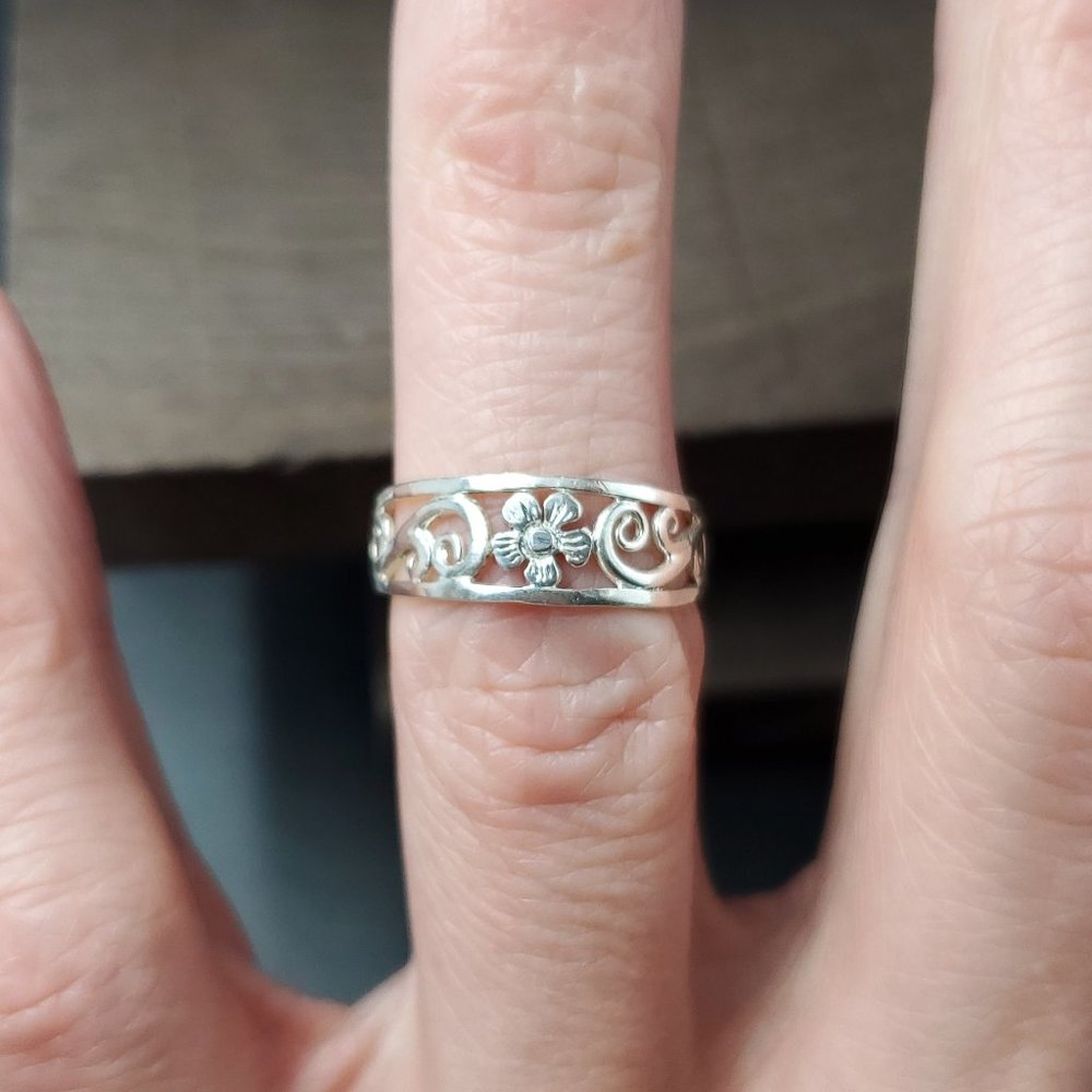 Size 6 Sterling Silver Original Floral Pattern Toe Ring